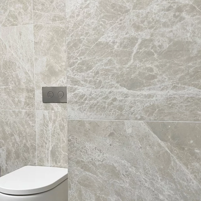 ✨ Tundra Sand ✨

The Tundra range captures the raw beauty of natural stone, with light and dark veining flowing across 24 unique faces — creating the most authentic look and feel.⁠
⁠
Available in four timeless neutral shades, with both matt and polished finishes. Perfect for floors and walls, designed to elevate any space with effortless sophistication.

A huge thank you to @tilemaxqueenstown  for sharing these stunning images 🤍

www.tilemax.co.nz
#LuxuryInteriors #NaturalStoneLook #HomeDesign #TundraSand #InteriorGoals #FloorAndWallTiles #tilemaxnz #nzownedandoperated